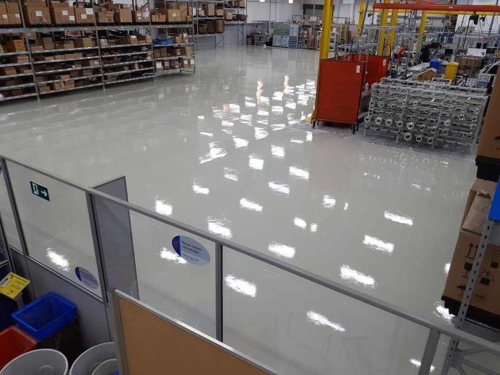 Piso epóxi em área industrial