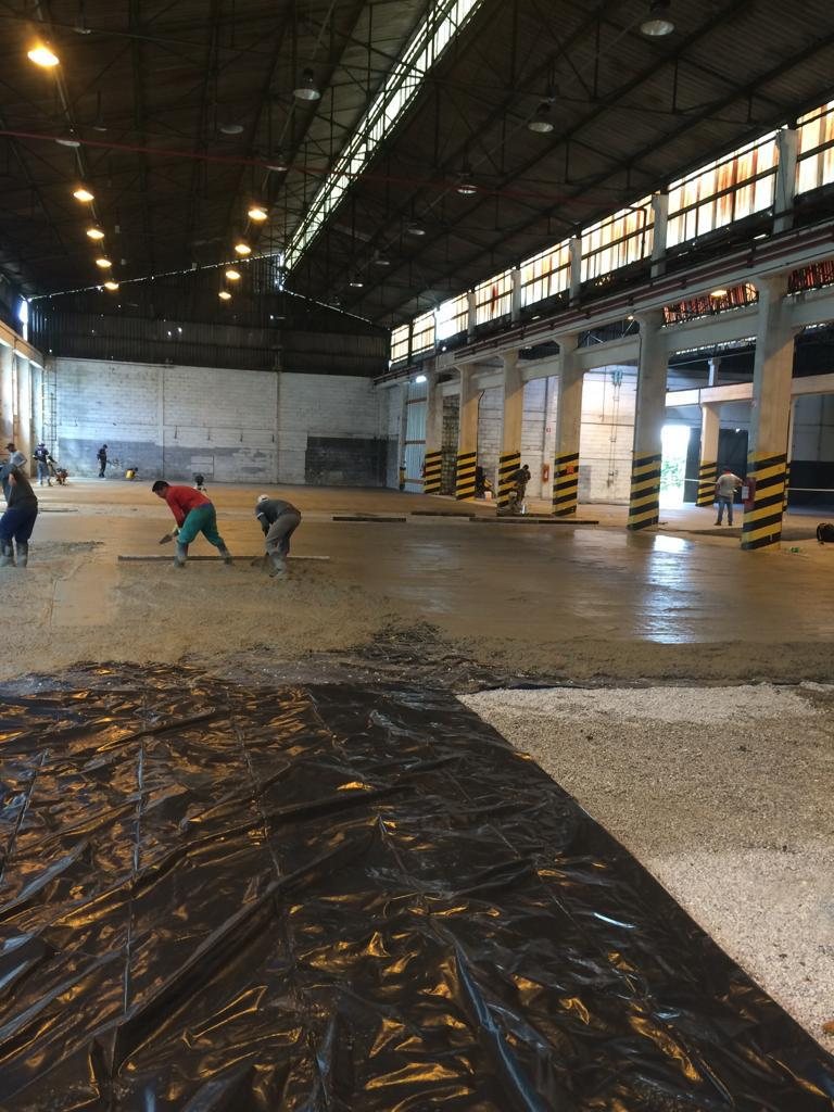 Preparação de pavimento em galpão
